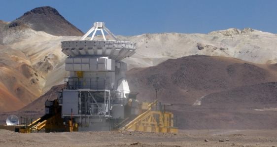 Antenas de ALMA, el mayor telescopio del mundo, en el desierto de Atacama, Chile. EFE/RODRIGO SÁEZ
