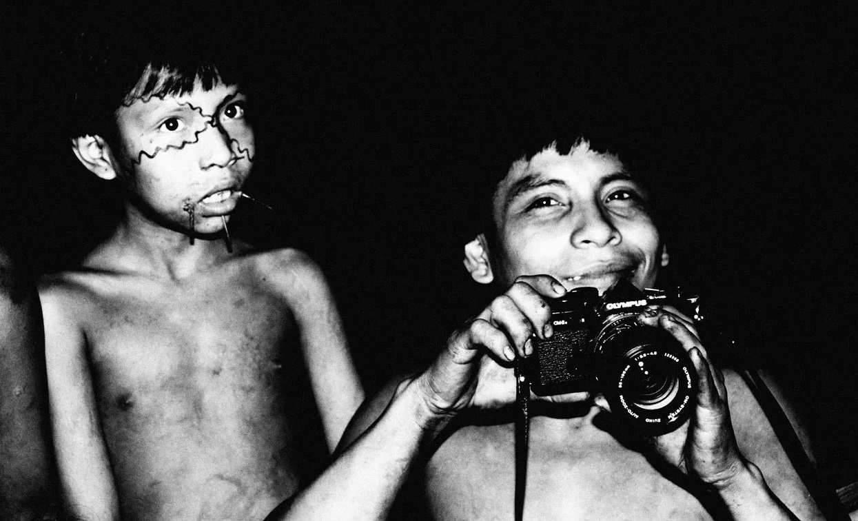 Fotografía de dos indígenas yanomami. HÉCTOR PADULA