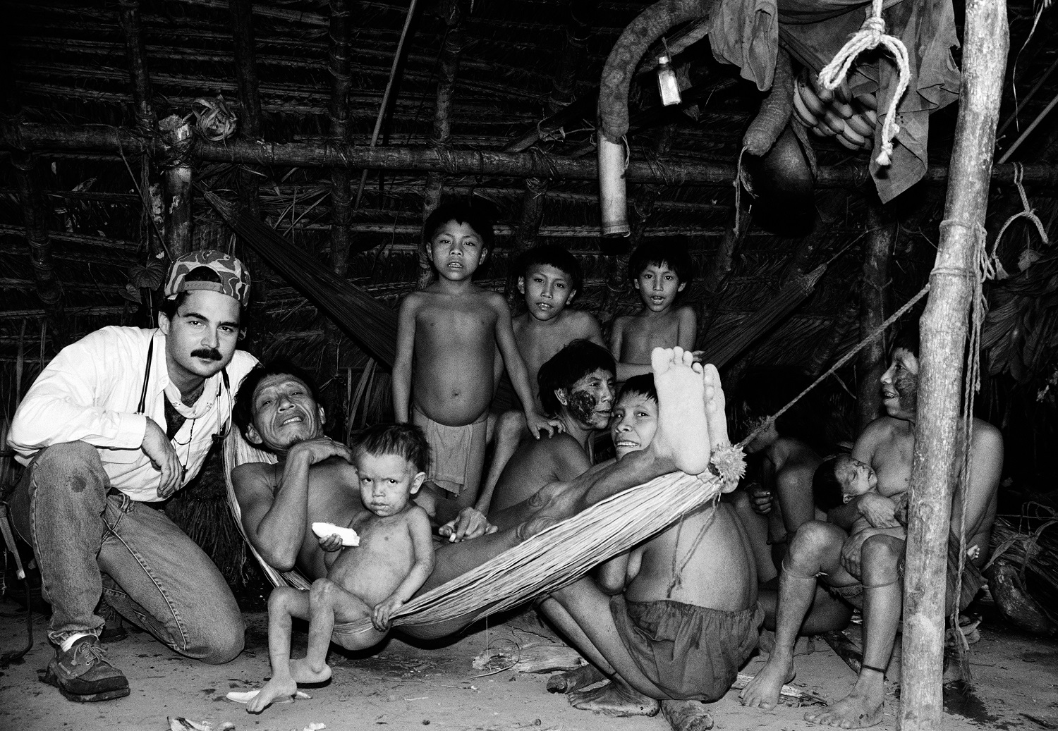 Héctor Padula, con una de las familias yanomami con las que convivió durante el programa médico Parima Culebra. HÉCTOR PADULA