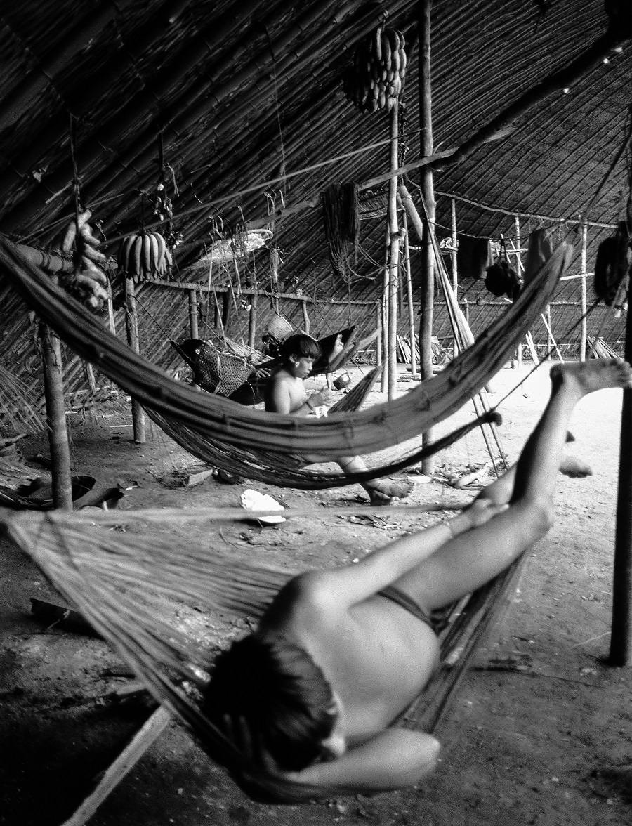 Fotografía de indígenas yanomami en un 'chabono'. HÉCTOR PADULA