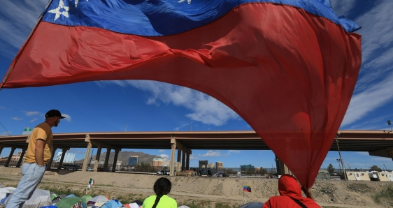 Migrantes venezolanos a orillas del Río Bravo, el 11 de noviembre de 2022, en Ciudad Juárez, México. EFE/LUIS TORRES