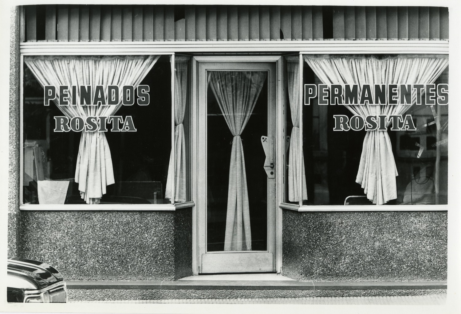 Detalle de 'Peinados Permanentes Rosita, Monserrat', 1985. Colección privada, París. © FACUNDO DE ZUVIRÍA