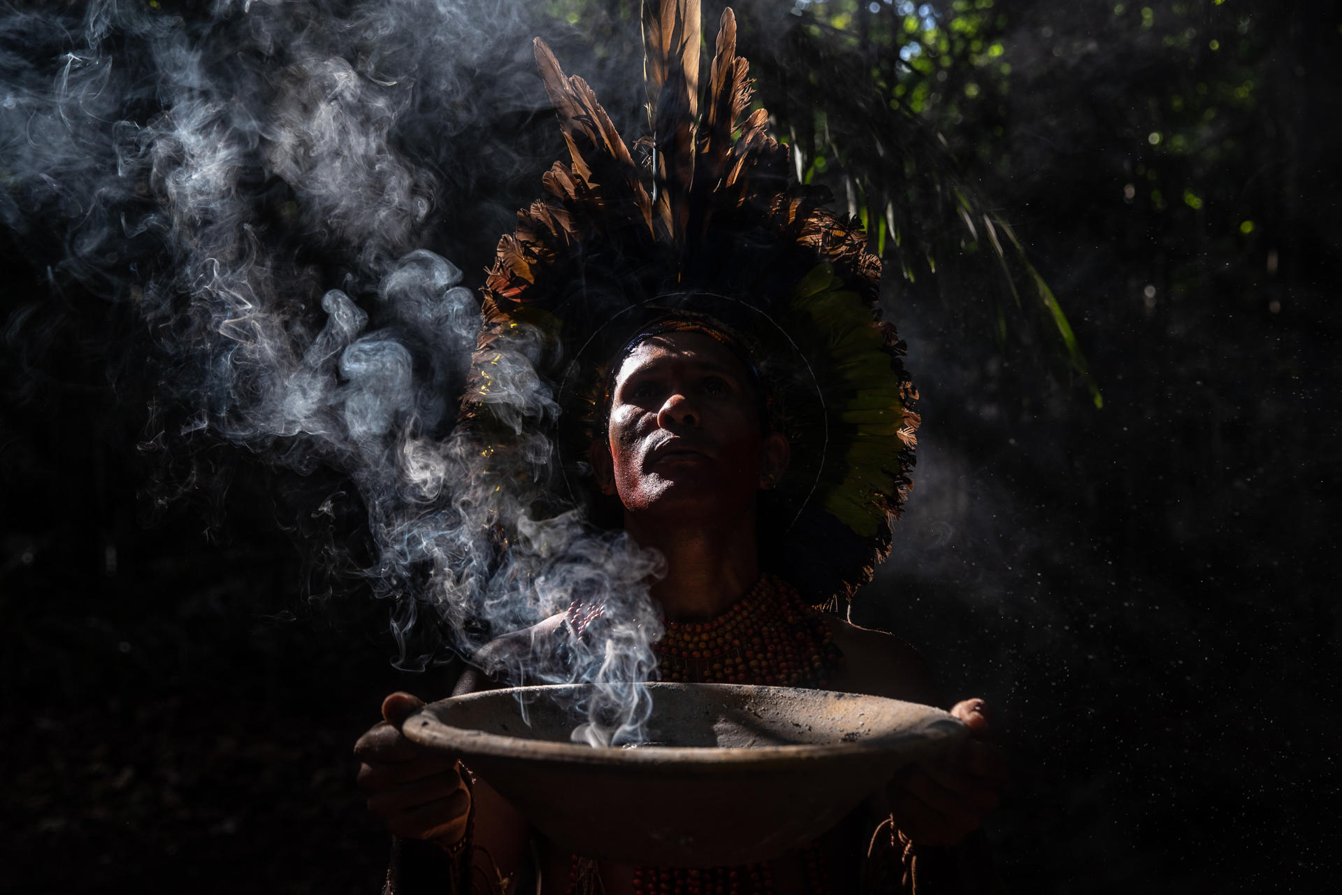 Ytapoã Aguiar, líder indígena de la etnia pataxó, en una ceremonia de purificación en la reserva Aldeia Velha, en Brasil. EFE/ANDRÉ COELHO