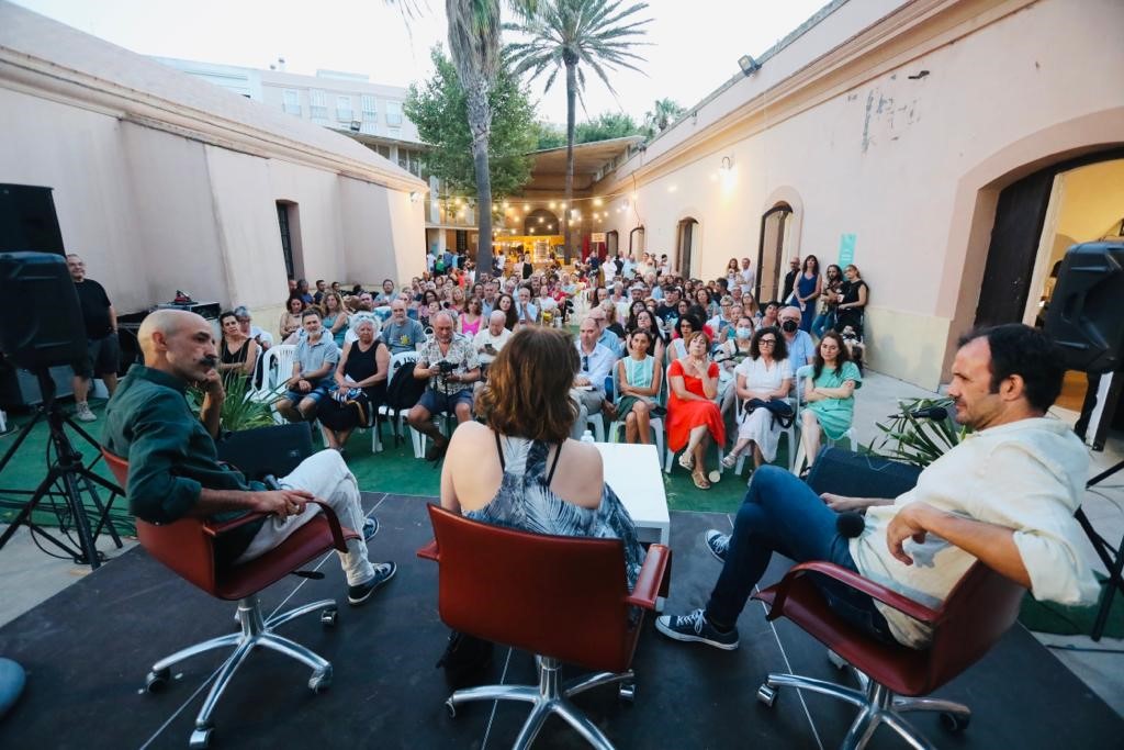 Los escritores Jesús Carrasco, Sara Mesa e Isaac Rosa, en un acto de la Feria del Libro de Cádiz de 2022. FLC