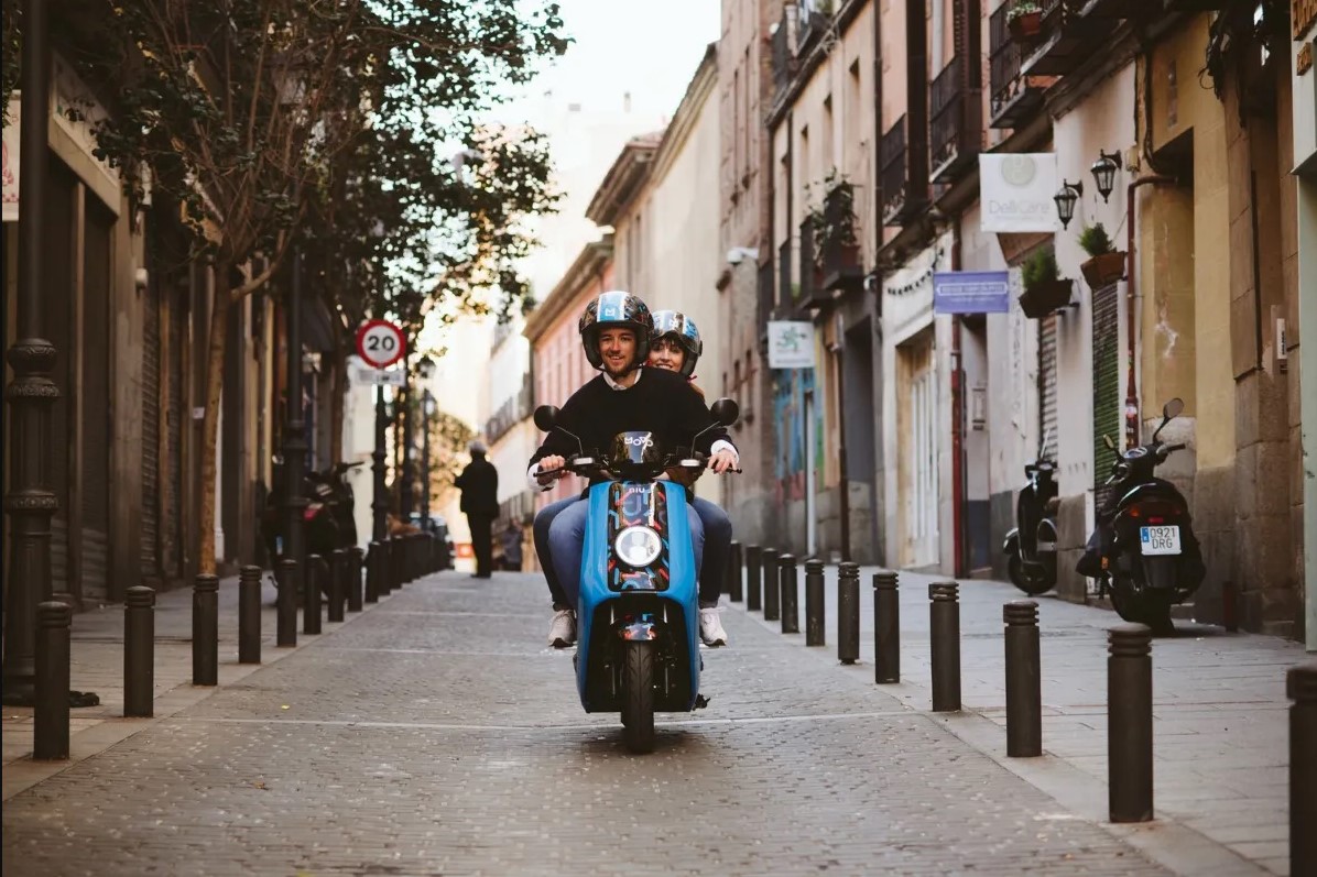 Una pareja utiliza una moto eléctrica compartida o 'motorsharing'. ARCHIVO