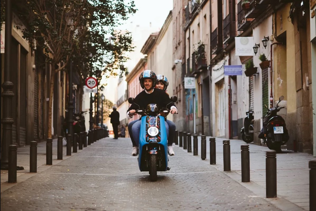Una pareja utiliza una moto eléctrica compartida o 'motorsharing'. ARCHIVO Una pareja utiliza una moto eléctrica compartida o 'motorsharing'. ARCHIVO