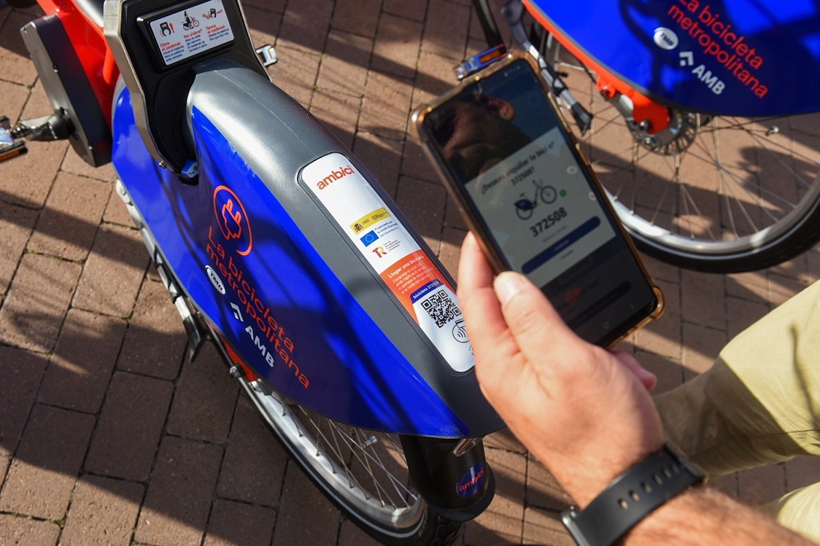 Un usuario de AMBici emplea la app del servicio. ALBERT CANALEJO Un usuario de AMBici emplea la app del servicio. ALBERT CANALEJO