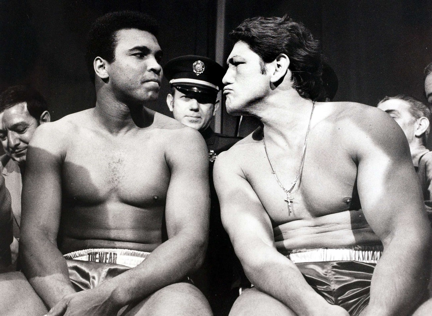 Los boxeadores Muhammad Ali y Óscar 'Ringo' Bonavena, el 2 de diciembre de 1971, en Nueva York. ARCHIVO