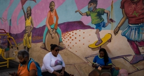 Mujeres frente a un mural sobre afrodescendientes, el 16 de marzo, en Caracas, Venezuela. EFE/MIGUEL GUTIÉRREZ