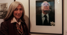 La escritora y traductora argentina María Kodama, junto a una foto de Jorge Luis Borges, en 1998. EFE/J.M. PASTOR