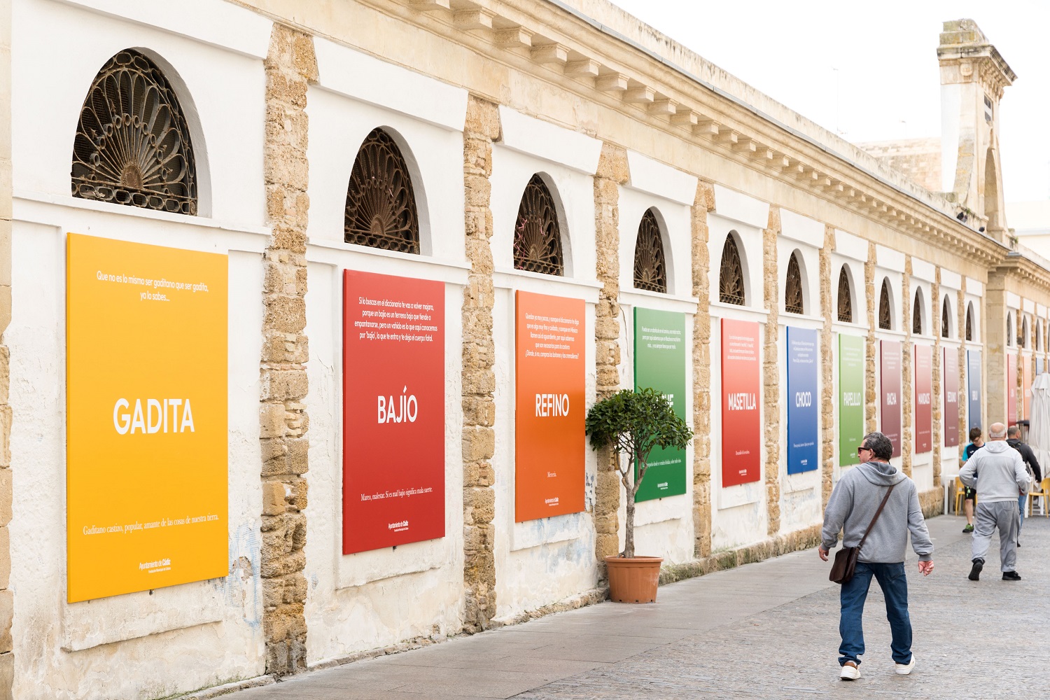 Carteles en Cádiz con palabras típicas del español hablado en la región, este lunes, coincidiendo con el Congreso de la Lengua. ANTONIO MONTIEL/CILE
