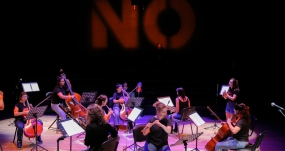 Un grupo músicas, el pasado 22 de marzo, durante un ensayo de la obra 'Gurisa', en Montevideo, Uruguay. EFE/ALEJANDRO PRIETO