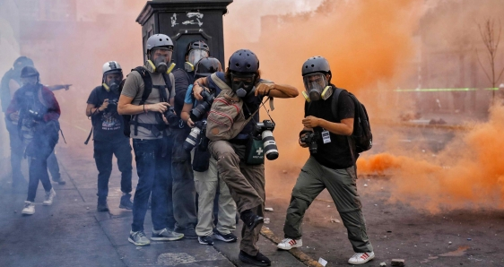 Periodistas cubriendo enfrentamientos entre manifestantes y la Policía en Lima, Perú, el 28 de enero. EFE/ANTONIO MELGAREJO
