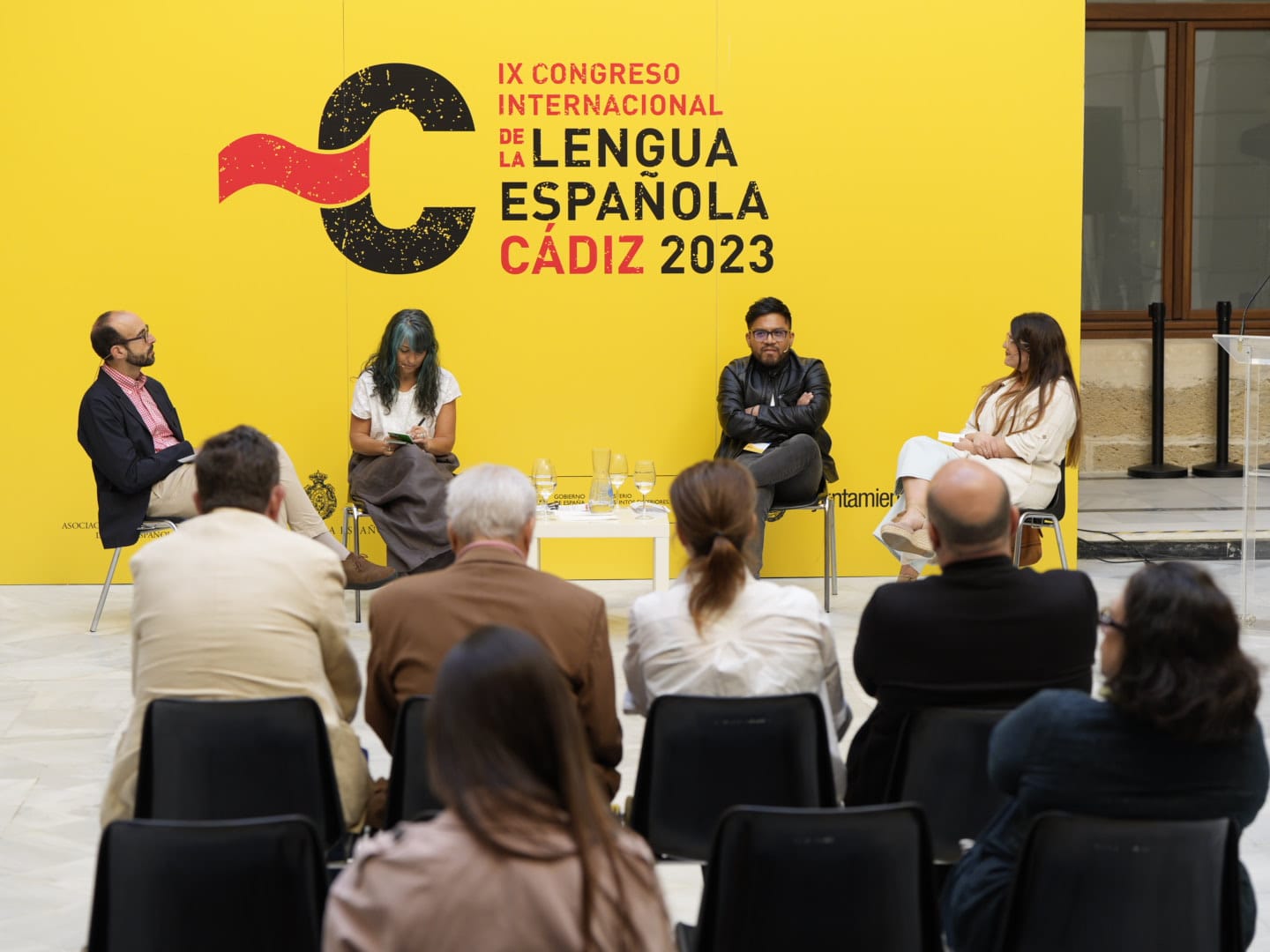 Los periodistas Daniel R. Caruncho, Paula Mónaco Felipe, Joseph Zárate y Elena Reina en la mesa redonda 'Ética y sangre', en la Casa de Iberoamérica de Cádiz. INSTITUTO CERVANTES