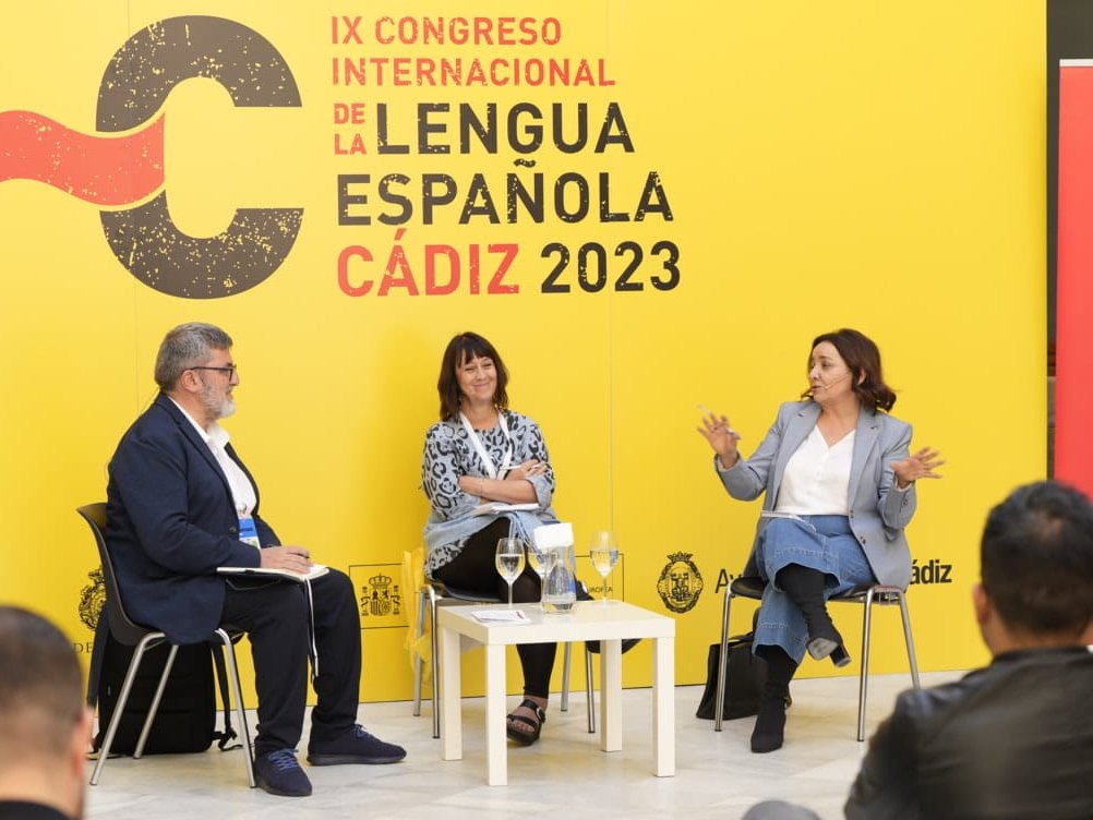Los periodistas Mario Tascón, Carolina Robino y Pepa Bueno en la mesa redonda 'Ética en la cumbre', en la Casa de Iberoamérica de Cádiz. INSTITUTO CERVANTES