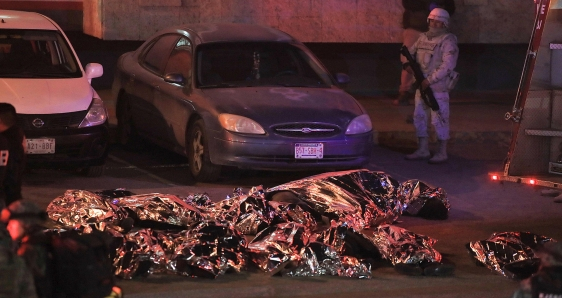 Cuerpos de migrantes fallecidos en el incendio en las instalaciones del Instituto Nacional de Migración, en Ciudad Juárez, México, la noche del 27 de marzo. EFE/LUIS TORRES