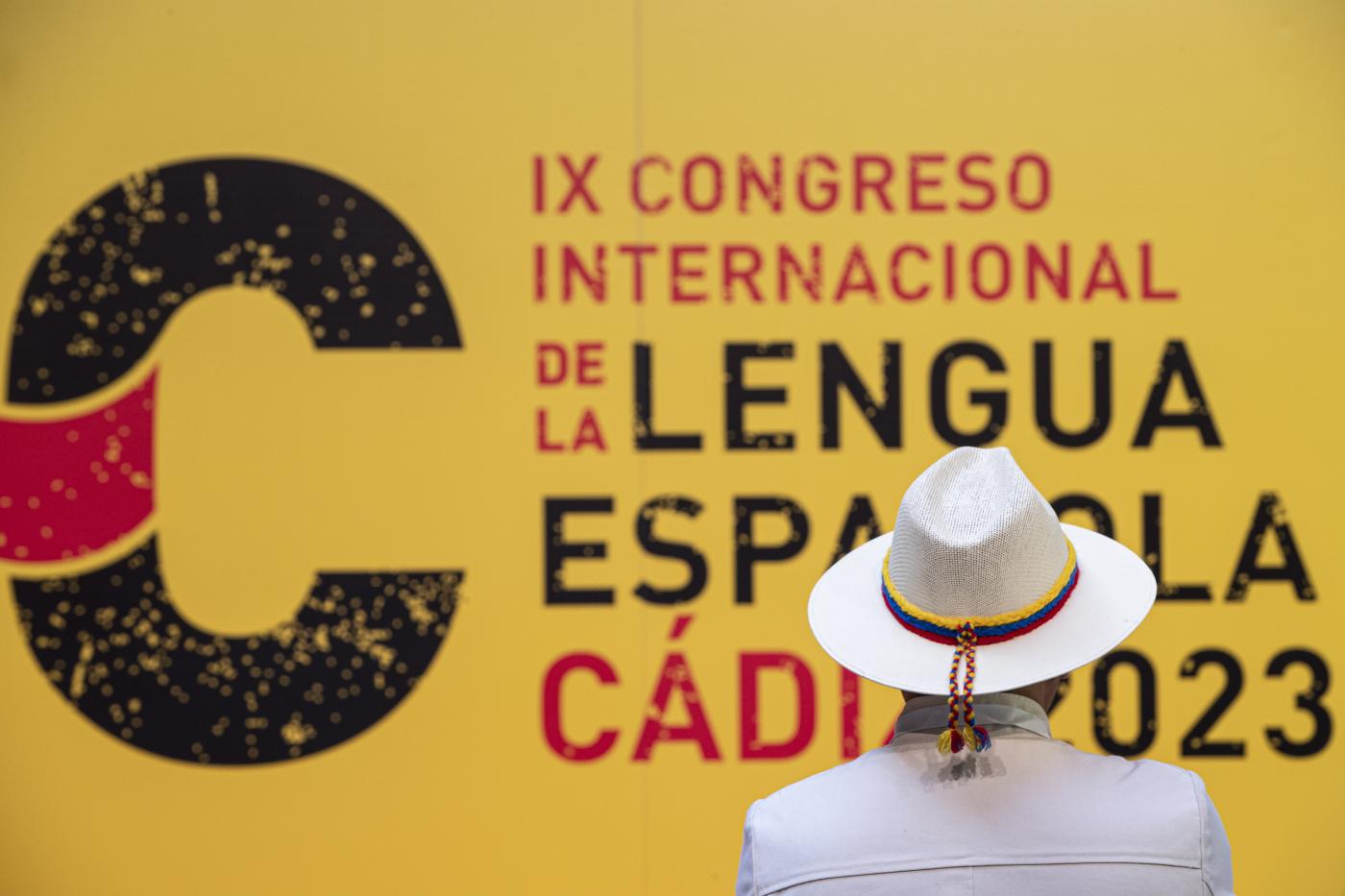Un asistente al IX Congreso de la Lengua, celebrado entre el 27 y el 30 de mayo en Cádiz. EFE/JORGE ZAPATA
