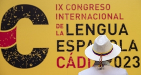 Un asistente al IX Congreso de la Lengua, celebrado entre el 27 y el 30 de mayo en Cádiz. EFE/JORGE ZAPATA