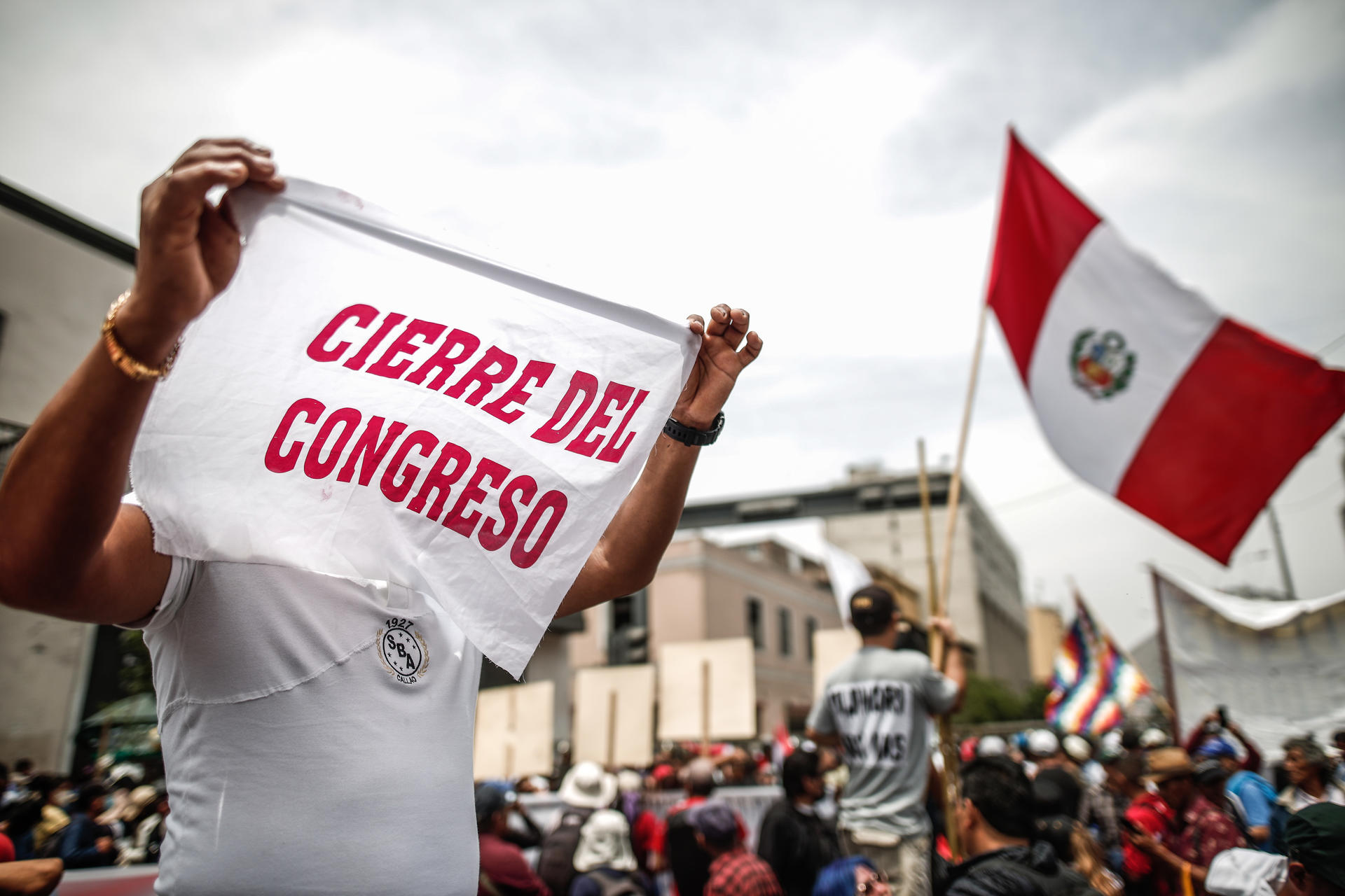 Simpatizantes de Pedro Castillo exigen en Lima el cierre del Congreso del Perú, el 7 de diciembre de 2022. EFE/ALDAIR MEJÍA