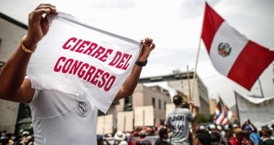 Simpatizantes de Pedro Castillo exigen en Lima el cierre del Congreso del Perú, el 7 de diciembre de 2022. EFE/ALDAIR MEJÍA