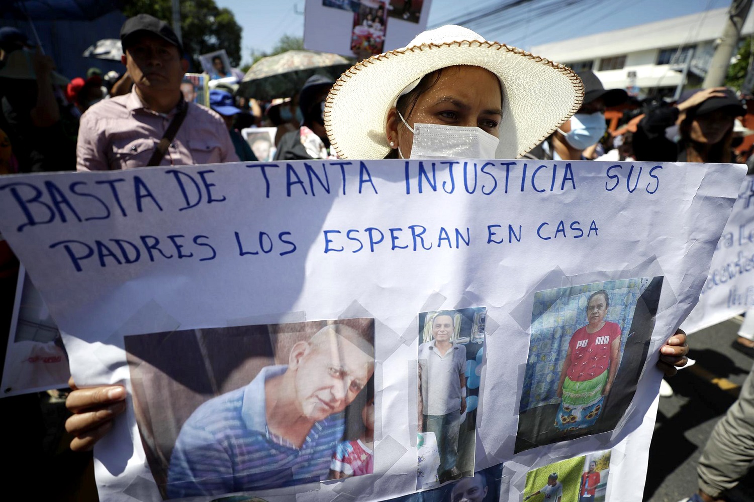Manifestación de familiares de detenidos durante el régimen de excepción en El Salvador, en San Salvador, el 28 de marzo de 2023. EFE/RODRIGO SURA 2
