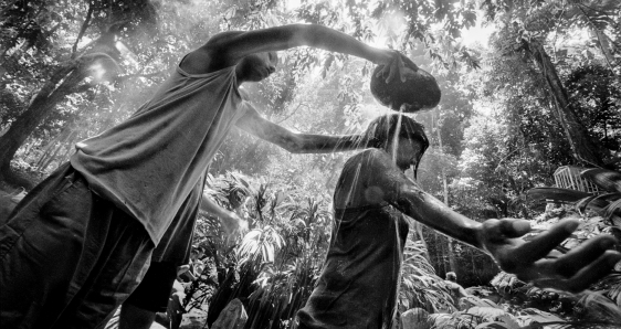 Bautizo de un fiel del culto a María Lionza en la montaña sagrada de Sorte, Venezuela. LEO ÁLVAREZ