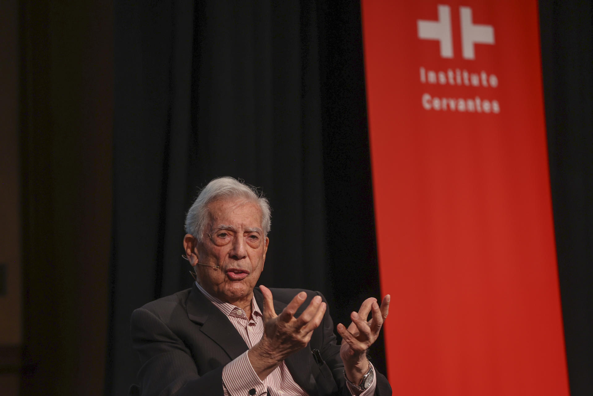 El escritor hispano-peruano Mario Vargas Llosa, en el Instituto Cervantes de Madrid, el 11 de abril de 2023. EFE/KIKO HUESCA