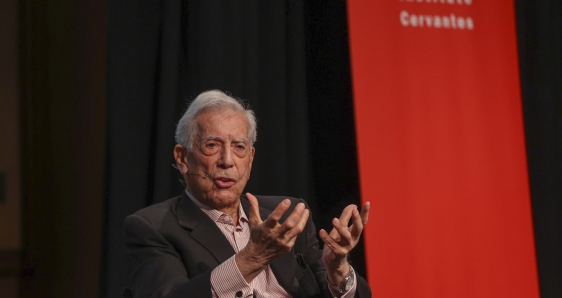 El escritor hispano-peruano Mario Vargas Llosa, en el Instituto Cervantes de Madrid, el 11 de abril de 2023. EFE/KIKO HUESCA