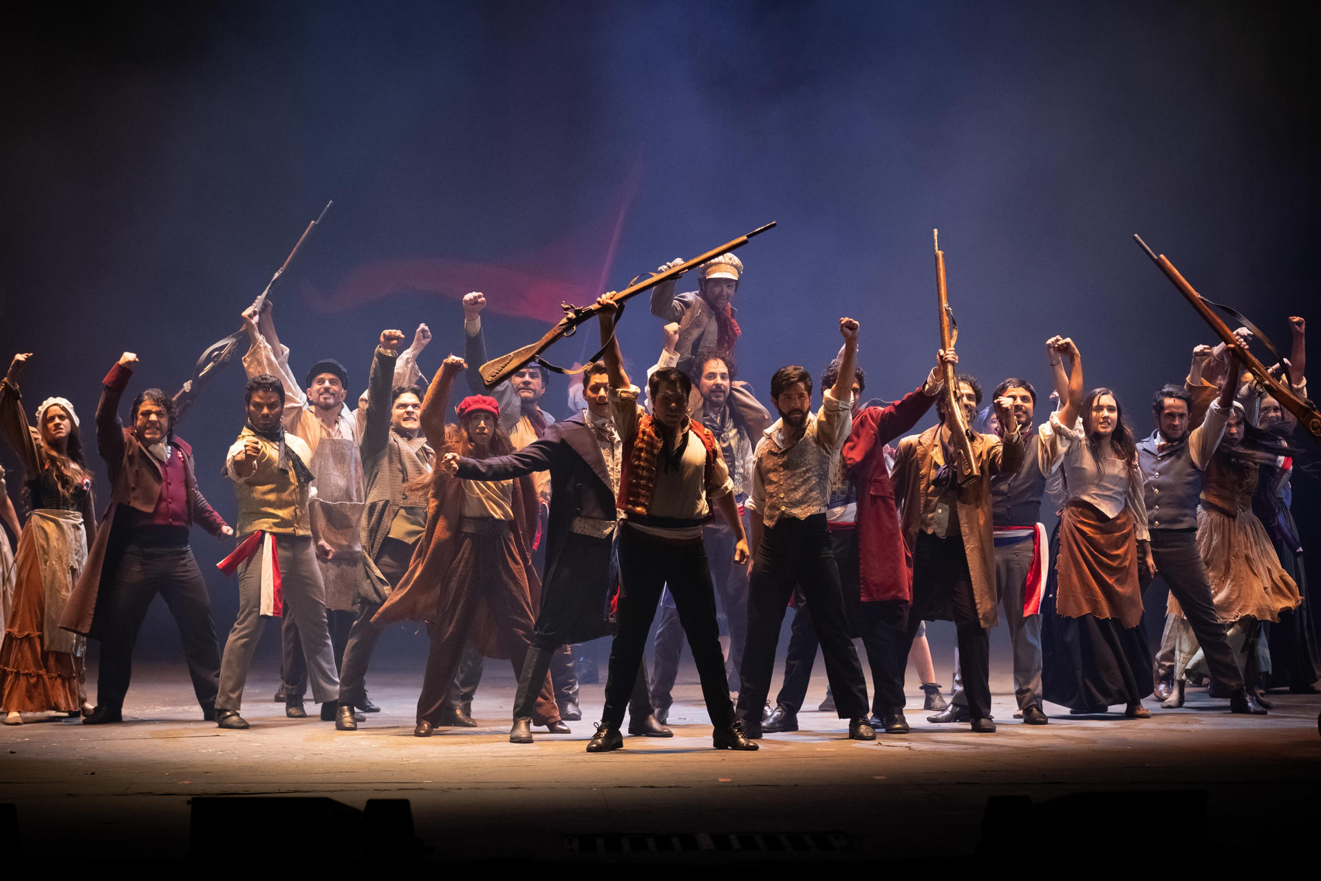 Representación del musical 'Los miserables', el 14 de abril, en el Teatro Teresa Carreño de Caracas, Venezuela. EFE/RAYNER PEÑA