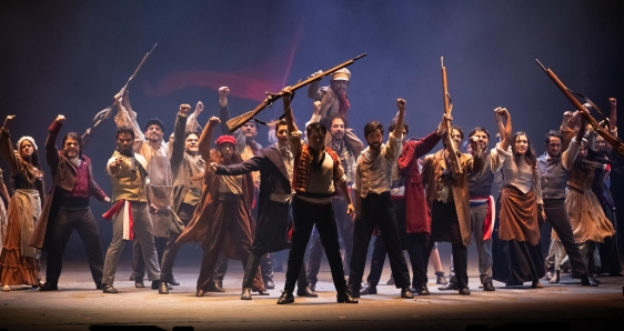 Representación del musical 'Los miserables', el 14 de abril, en el Teatro Teresa Carreño de Caracas, Venezuela. EFE/RAYNER PEÑA