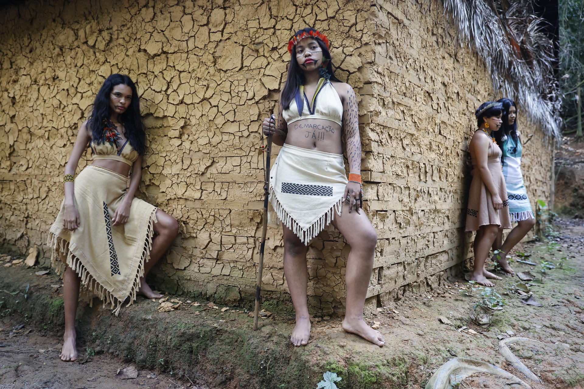 Mujeres indígenas, en la reserva Jaraguá de Brasil, en el desfile de la marca de ropa Kunhague Rembiapó Rendá. EFE/SEBASTIAO MOREIRA