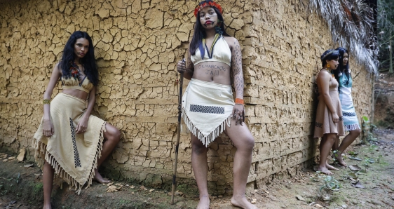 Mujeres indígenas, en la reserva Jaraguá de Brasil, en el desfile de la marca de ropa Kunhague Rembiapó Rendá. EFE/SEBASTIAO MOREIRA