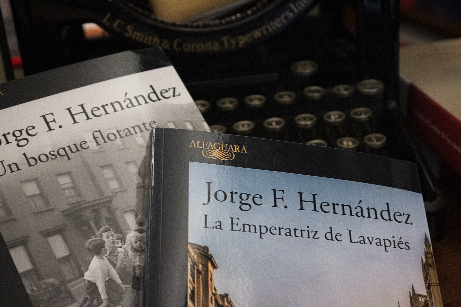 Libros de Jorge F. Hernández en la librería Pérgamo de Madrid. DANIEL VALDIVIESO GÓMEZ