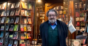 El escritor mexicano Jorge F. Hernández, en la librería Pérgamo de Madrid. DANIEL VALDIVIESO GÓMEZ