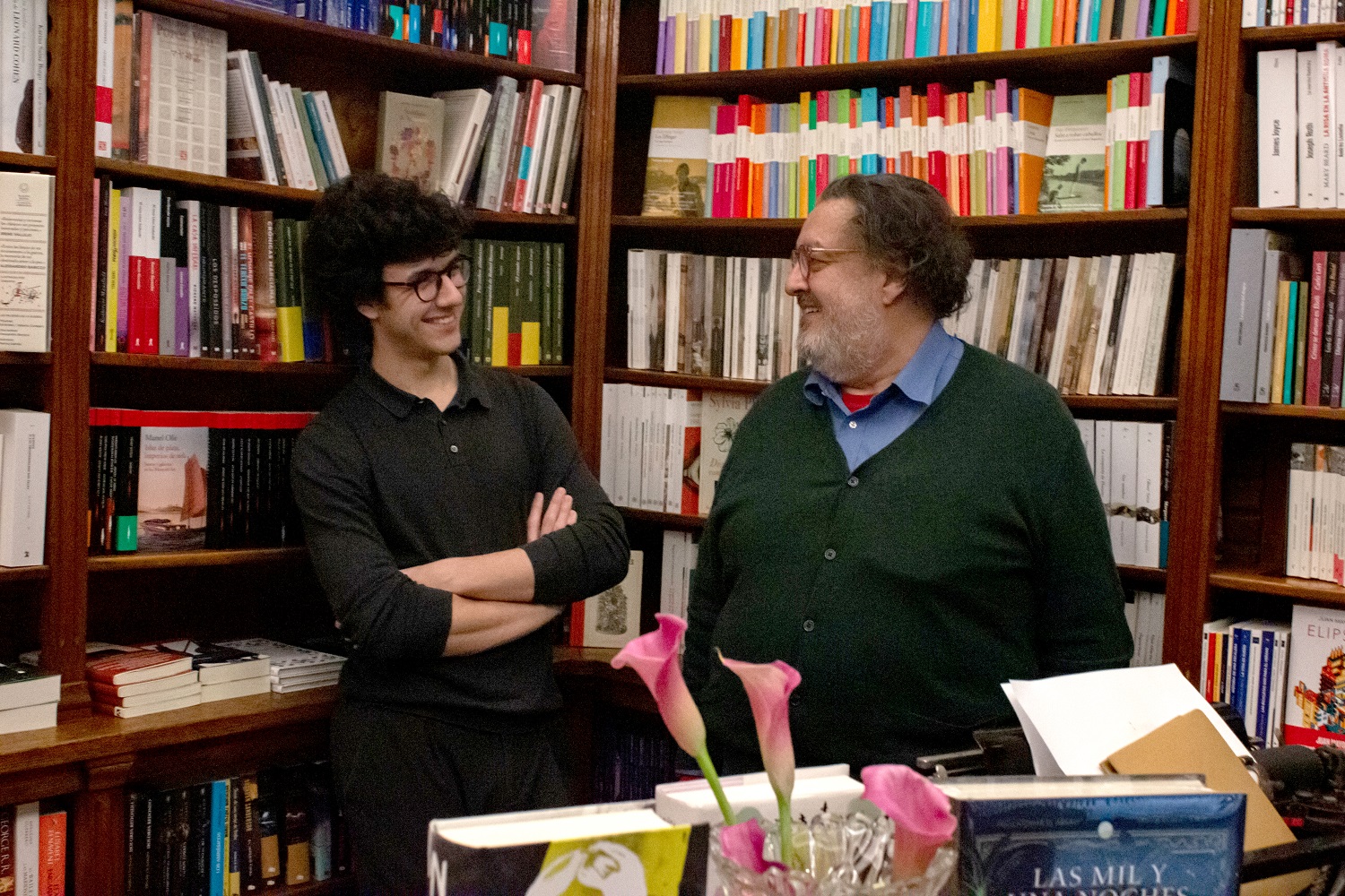 Pablo Cerezo y Jorge F. Hernández, en la librería Pérgamo de Madrid. DANIEL VALDIVIESO GÓMEZ