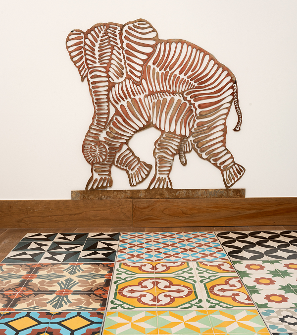 Elefante realizado por Francisco Toledo con corte CNC plasma sobre placa de acero al carbón y mosaico hidráulico artesanal. CASA DE MÉXICO/ANDRÉS VALENTÍN GAMAZO