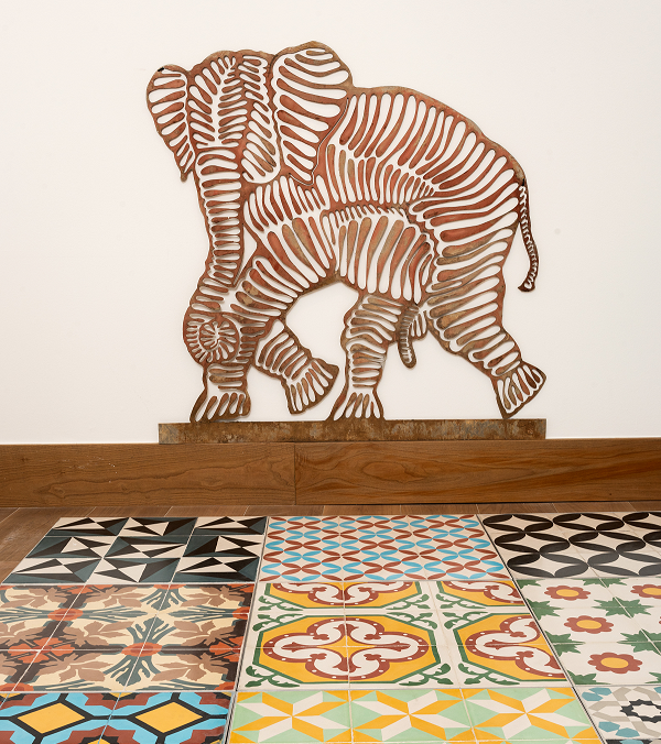 Elefante realizado por Francisco Toledo con corte CNC plasma sobre placa de acero al carbón y mosaico hidráulico artesanal. CASA DE MÉXICO/ANDRÉS VALENTÍN GAMAZO Elefante realizado por Francisco Toledo con corte CNC plasma sobre placa de acero al carbón y mosaico hidráulico artesanal. CASA DE MÉXICO/ANDRÉS VALENTÍN GAMAZO