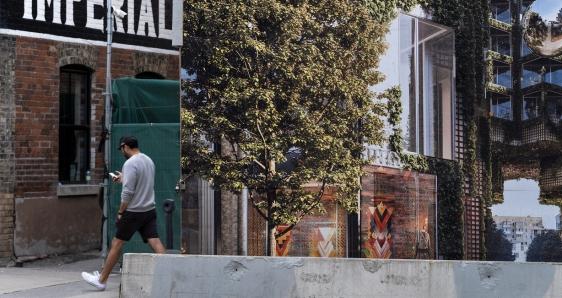 Detalle de 'Reproducción de edificio en King Street,' Toronto, 2022. Fotografía incluida en la exposición 'Image Cities'. © ANASTASIA SAMOYLOVA