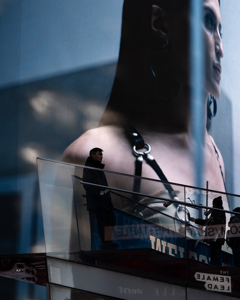 'Protagonista femenina, Times Square, Nueva York', 2022. © ANASTASIA SAMOYLOVA 'Protagonista femenina, Times Square, Nueva York', 2022. © ANASTASIA SAMOYLOVA