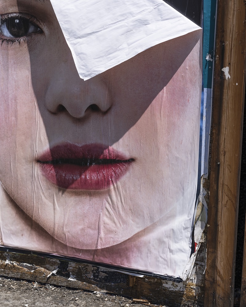 'Cartel despegado', Los Ángeles, 2022 © ANASTASIA SAMOYLOVA 'Cartel despegado', Los Ángeles, 2022 © ANASTASIA SAMOYLOVA