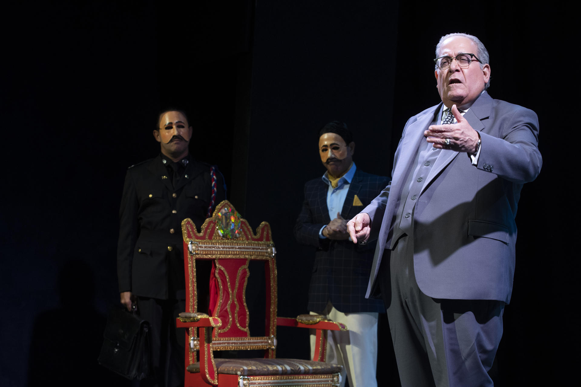 Augusto Feria interpreta al dictador dominicano Rafael L. Trujillo en la obra 'La fiesta del Chivo', en el Teatro Nacional de Santo Domingo. EFE/ORLANDO BARRÍA