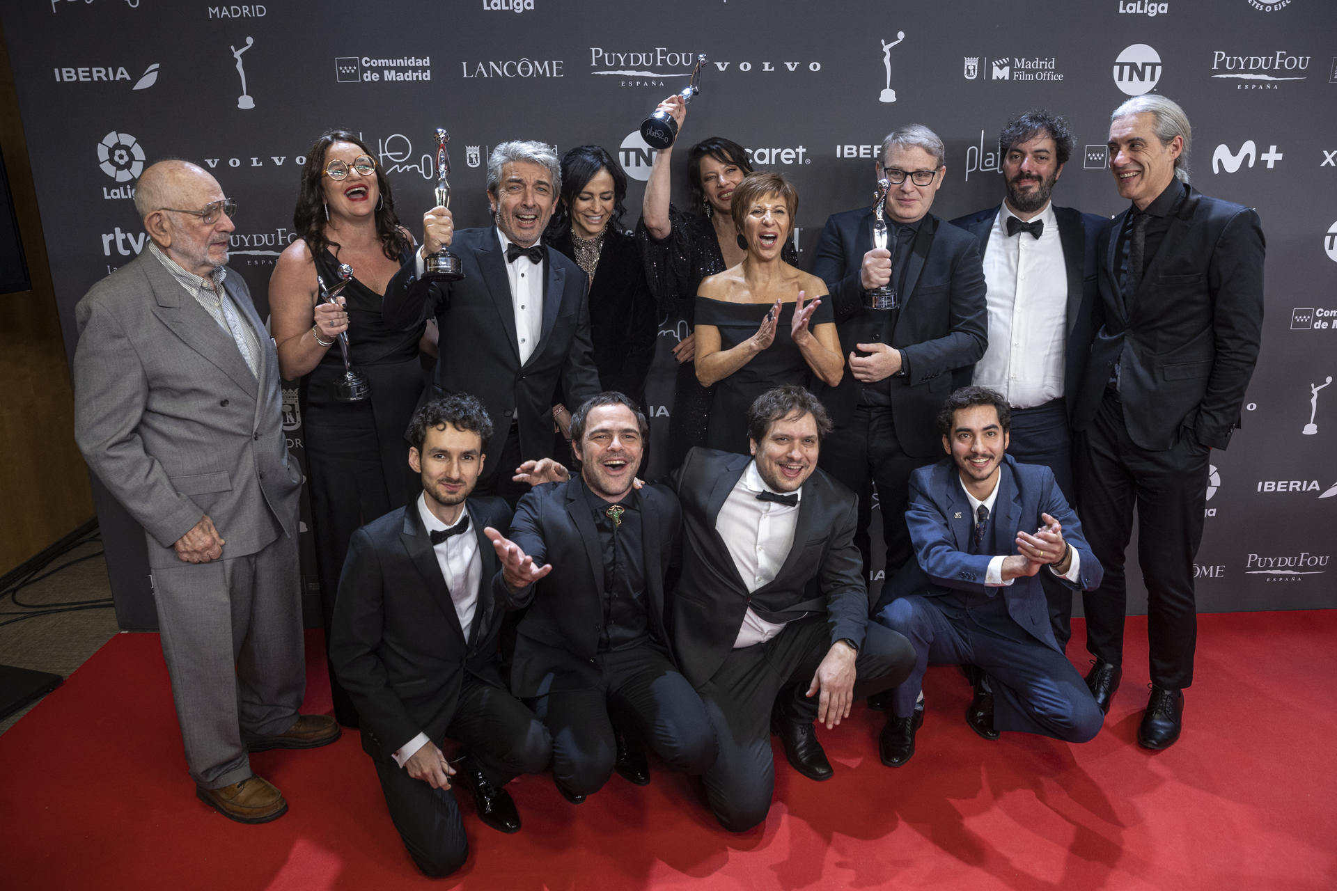 El equipo de la película 'Argentina, 1985', con los Premios Platino, en Madrid, este sábado. EFE/DANIEL GONZÁLEZ