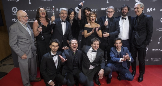 El equipo de la película 'Argentina, 1985', con los Premios Platino, en Madrid, este sábado. EFE/DANIEL GONZÁLEZ