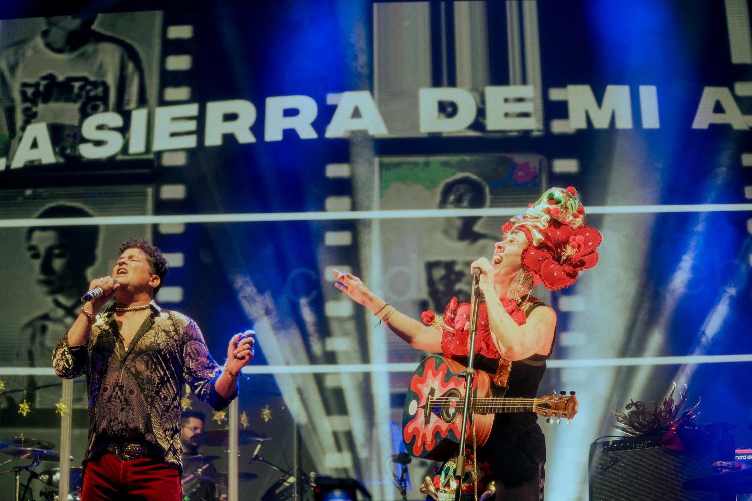 Carlos Vives y Andrea Echeverri, en el concierto de Aterciopelados en el Palacio de los Deportes de Bogotá, Colombia, 22 de abril de 2023. MARÍA ALEJANDRA VILLAMIZAR (@MAVA.VILLAMIZAR)