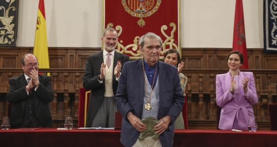El escritor venezolano Rafael Cadenas, tras recibir el Premio Cervantes, en la Universidad de Alcalá de Henares, este lunes. EFE/BALLESTEROS