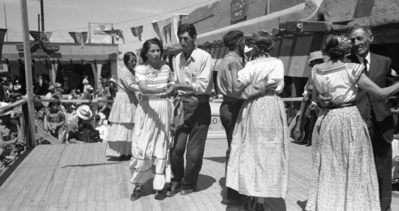 Hispanos danzan en Taos, Nuevo México. EFE/RUSSELL LEE/LIBRARY OF CONGRESS