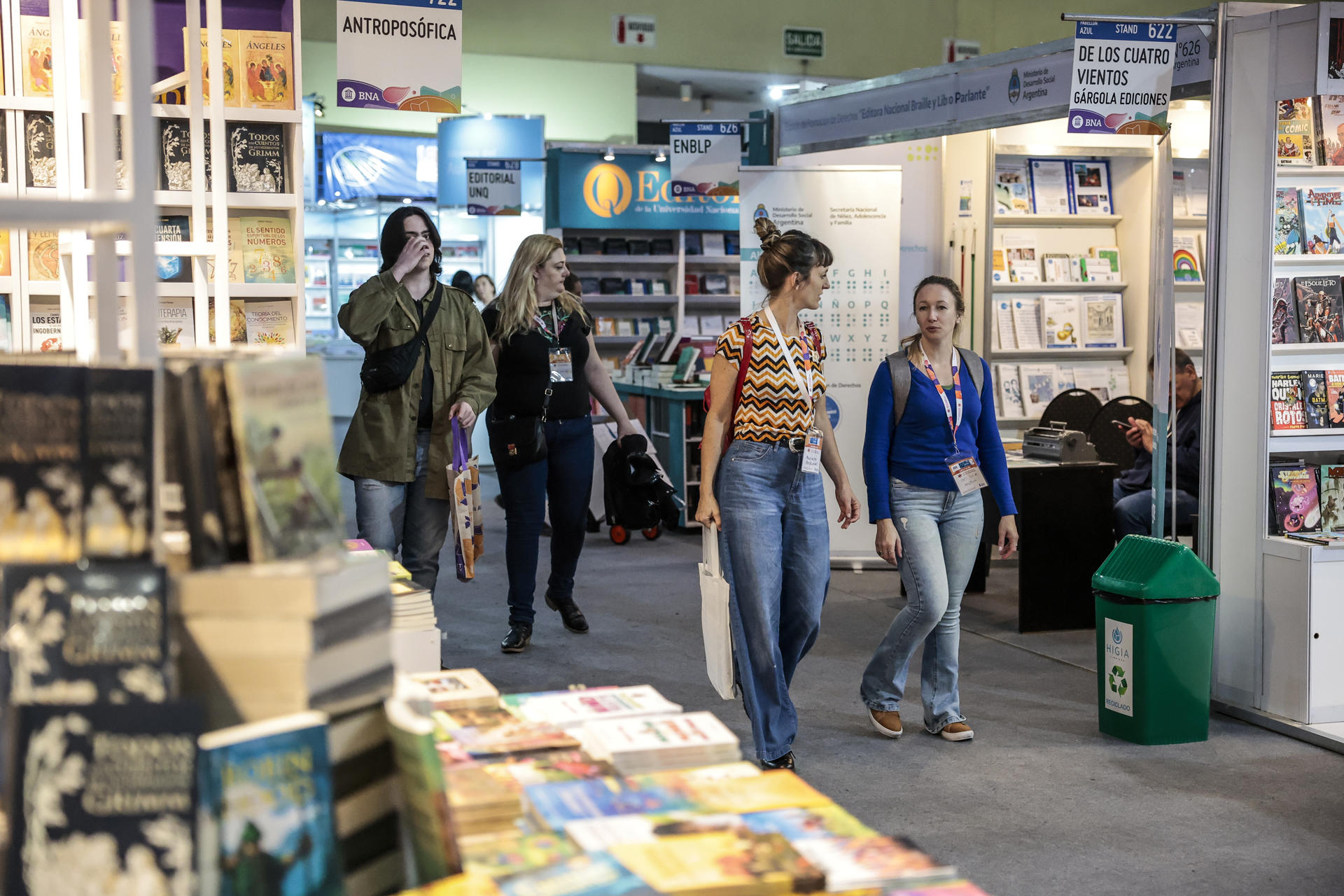 Visitantes de la 47ª Feria Internacional del Libro (FIL) de Buenos Aires, este juves. EFE/JUAN IGNACIO RONCORONI