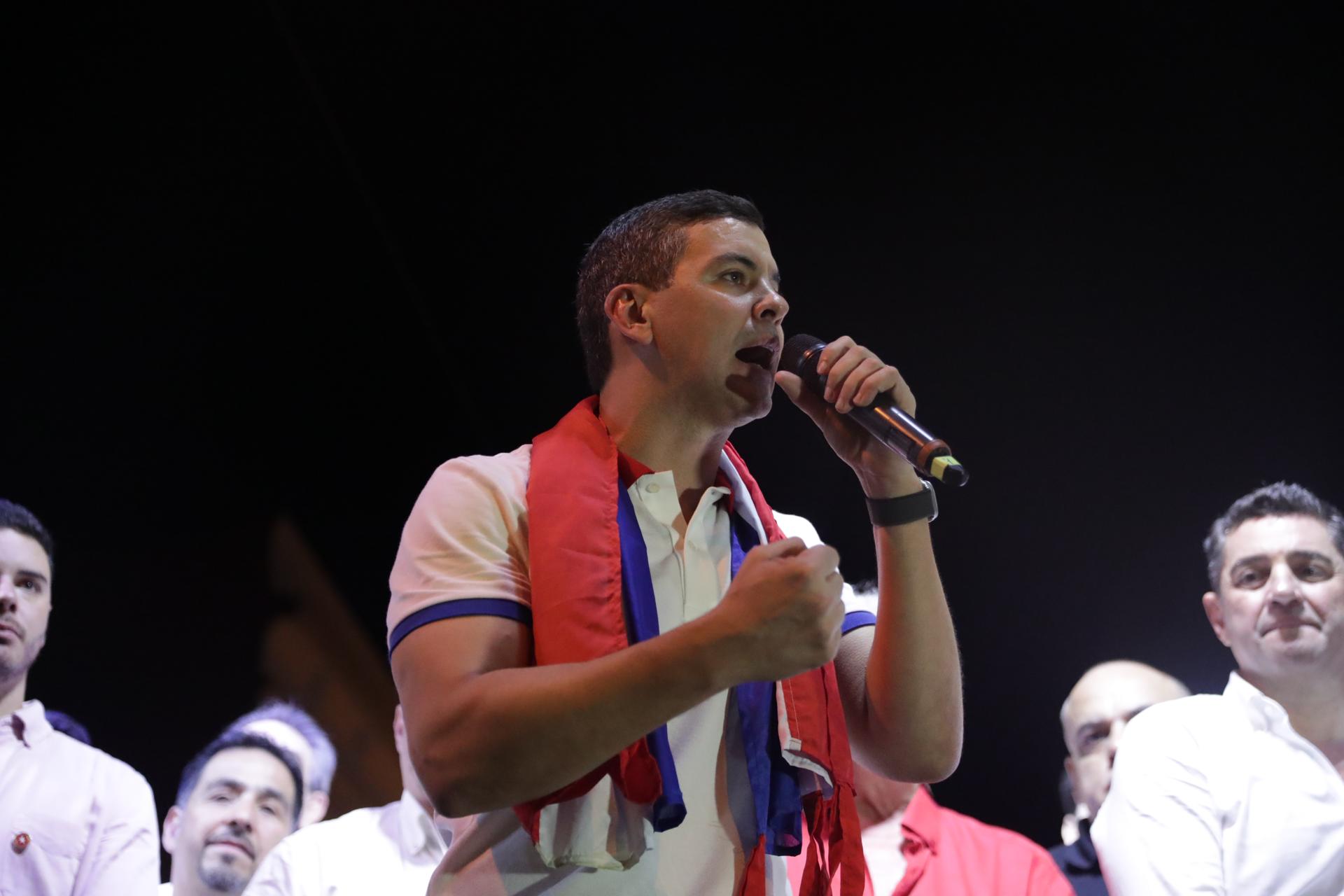 El presidente electo de Paraguay, Santiago Peña, celebra su victoria con el Partido Colorado, en Asunción, este domingo. EFE/RAÚL MARTÍNEZ