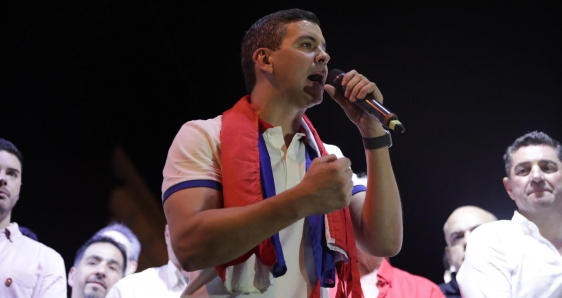 El presidente electo de Paraguay, Santiago Peña, celebra su victoria con el Partido Colorado, en Asunción, este domingo. EFE/RAÚL MARTÍNEZ