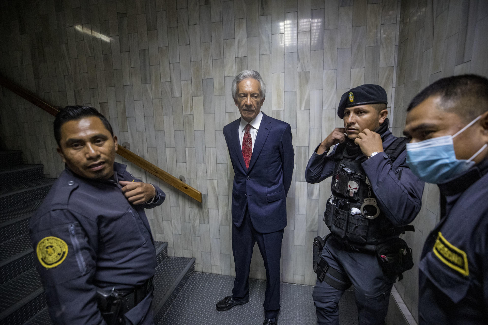 El periodista José Rubén Zamora, antes de que comience el juicio, hoy, en Ciudad de Guatemala. EFE/ESTEBAN BIBA